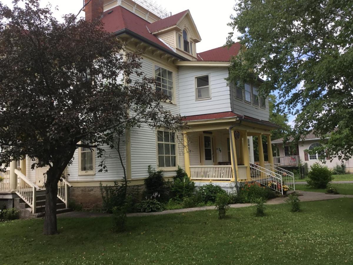 Marmora And Lake Inn And Victorian Diner Экстерьер фото